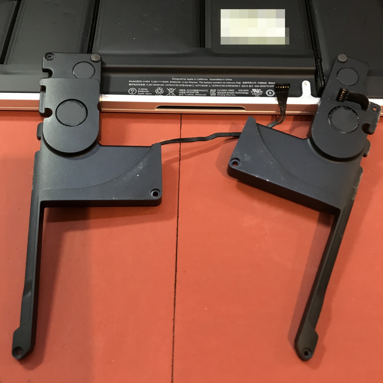 MacBook Pro (15-inch, Mid 2014) スピーカー音割れ 交換修理
