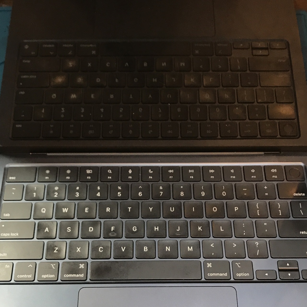 MacBook Air (M2, 2022) A2681 液晶画面真っ暗 アセンブリ交換修理