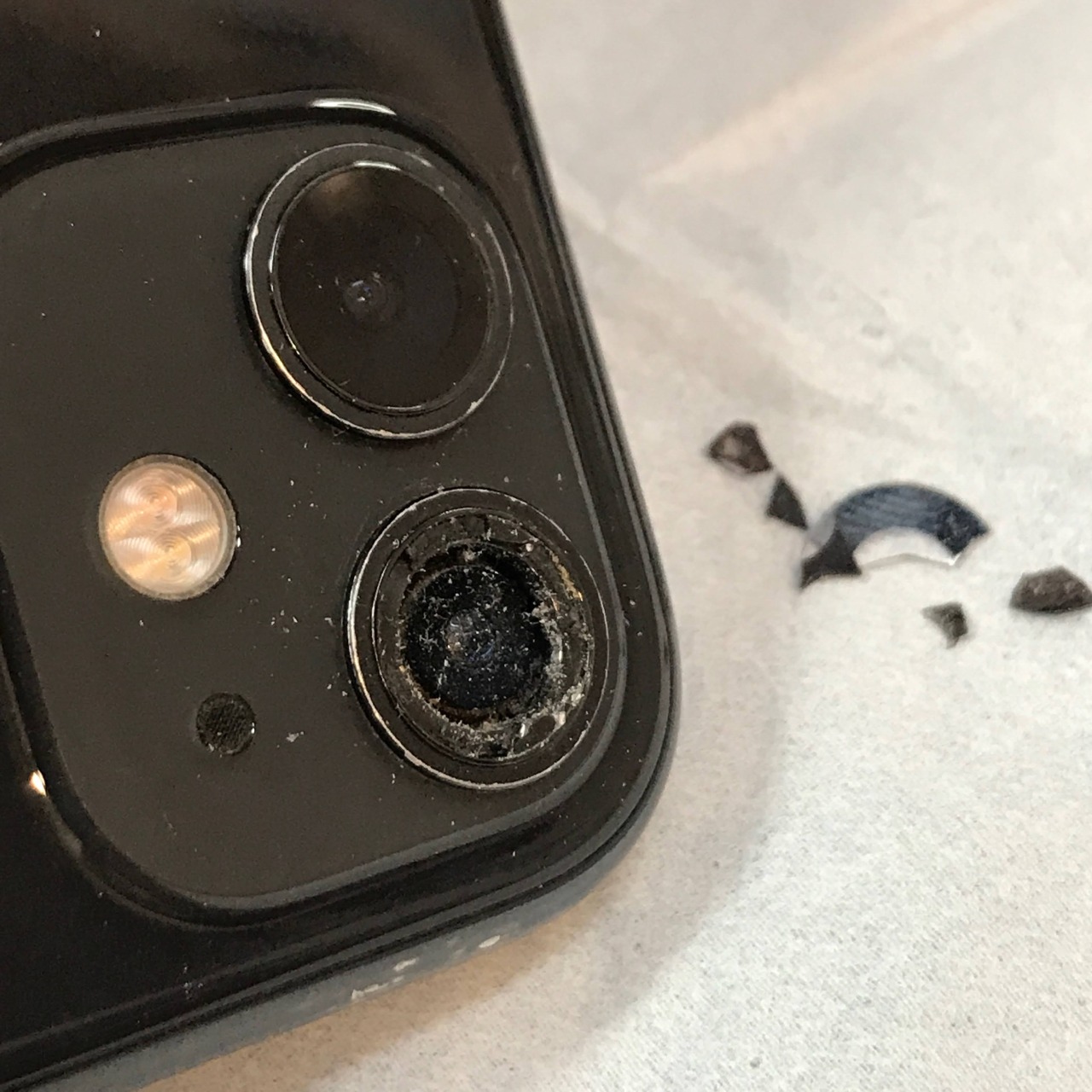 iPhone 11 256g (外側のレンズが割れている) iPhone11の超広角カメラレンズ割れを修理！放置は危険？その理由