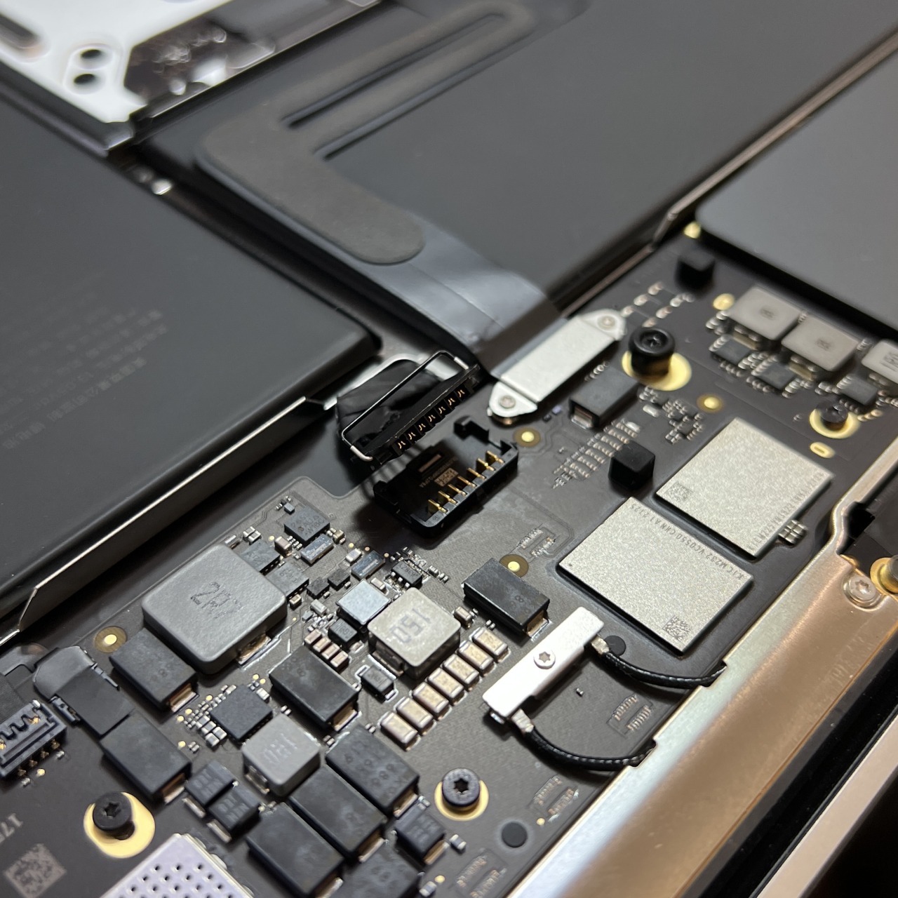 p*u様 MacBookAir2020 M1 A2337 バックライト部キズ　ジ MacBook Air M1で、バックライトが点灯したままの黒い画面