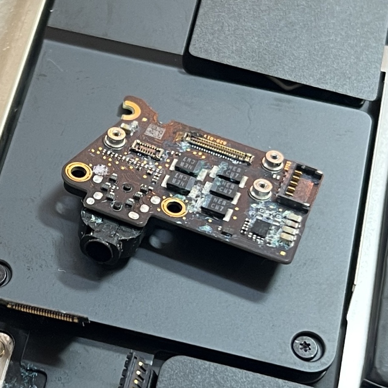 MacBook Air (M1, 2020) A2337 水濡れで起動しない オーディオ